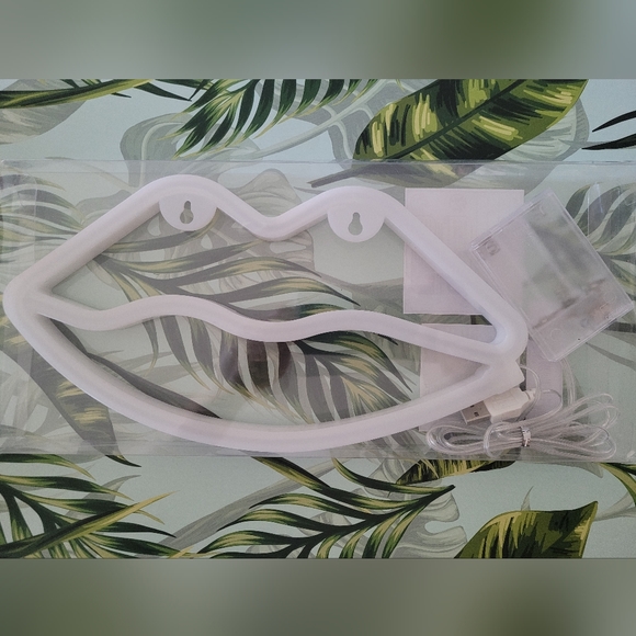 💋Pink Lips Neon Sign - Picture 4 of 12